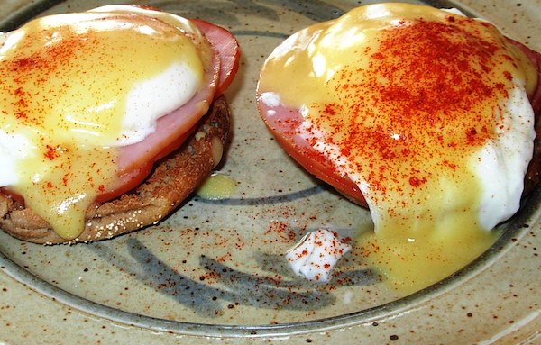 Easy Eggs Benedict Recipe with Hollandaise Sauce is beautifully simple. #EggsBenedict #EggsBenedictWithHollandaiseSauce