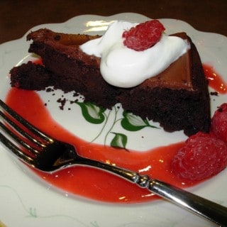 flourles chocolate cake woth raspberry sauce