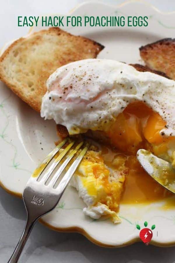 Hack your way to perfect poached eggs. One simple trick. #poachedeggs #easyrecipes #GlutenFree #HealthyTwist #Recipes #RecipeIdeaShop