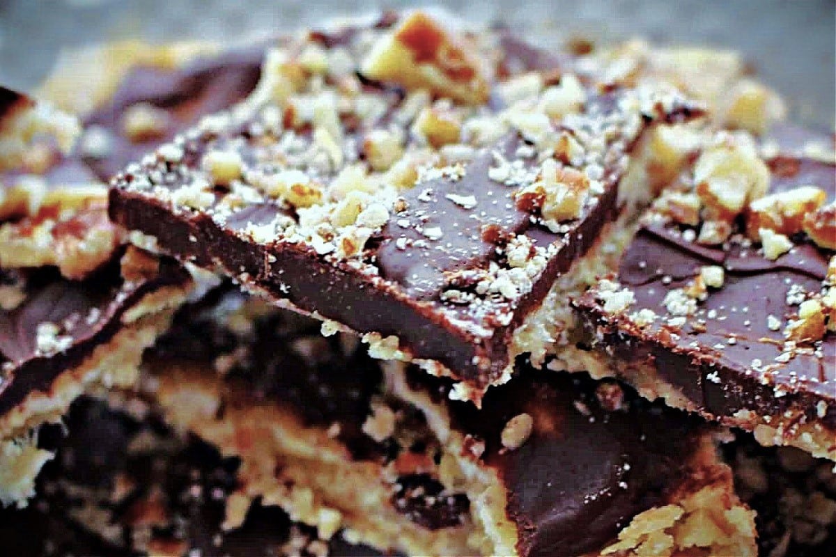 dark chocolate toffee recipe with saltines and sea salt 1