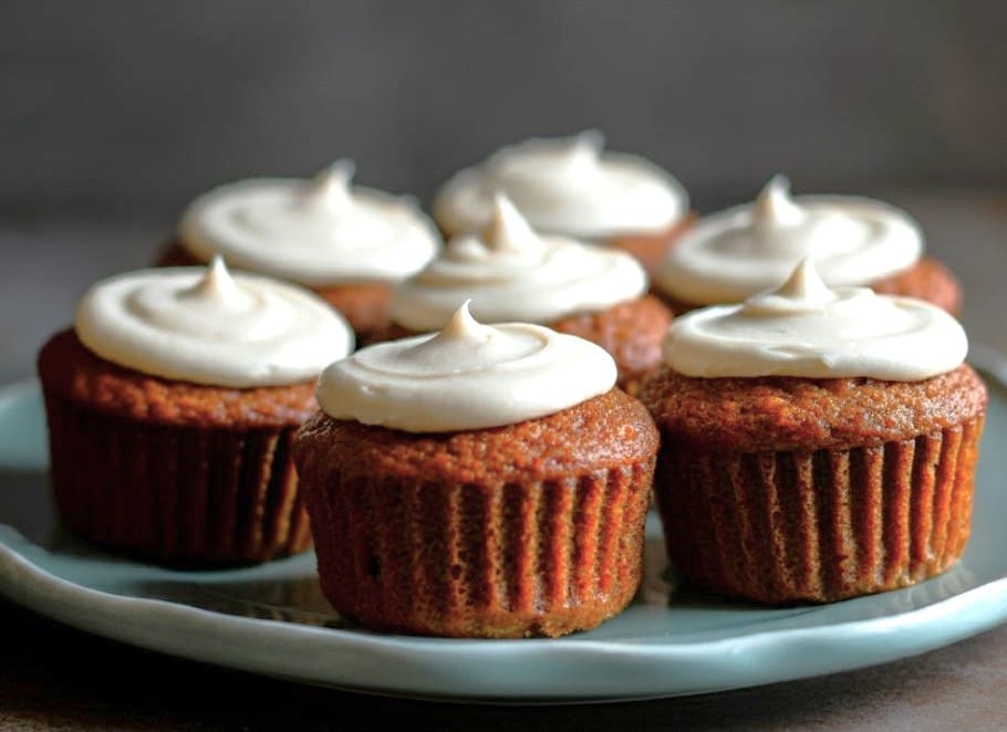 carrot cake cupcakes with frosting