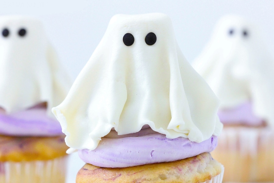 Ghost Cupcakes with purple icing and Fondant Ghosts Ghost Cupcakes with purple icing and Fondant Ghosts
