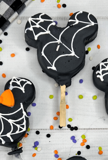 make Mickey Mouse and Minnie Mouse Halloween suckers or pops