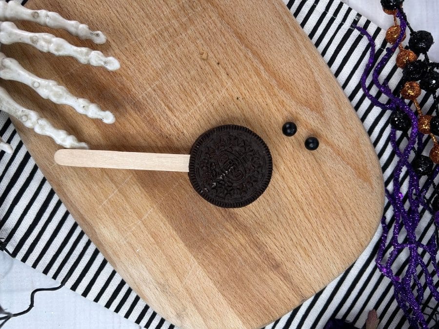 make the cauldron on hocus pocus cupcakes