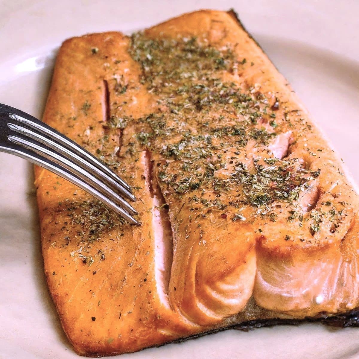 grilled salmon with seasonings