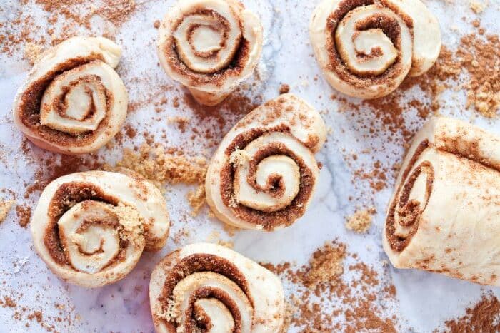 how to roll and cut cinnamon roll dough