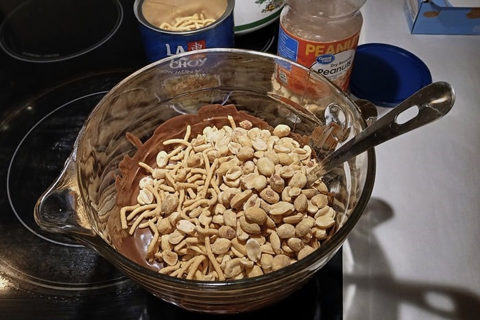 how to make chow mein noodle and peanut haystacks 1