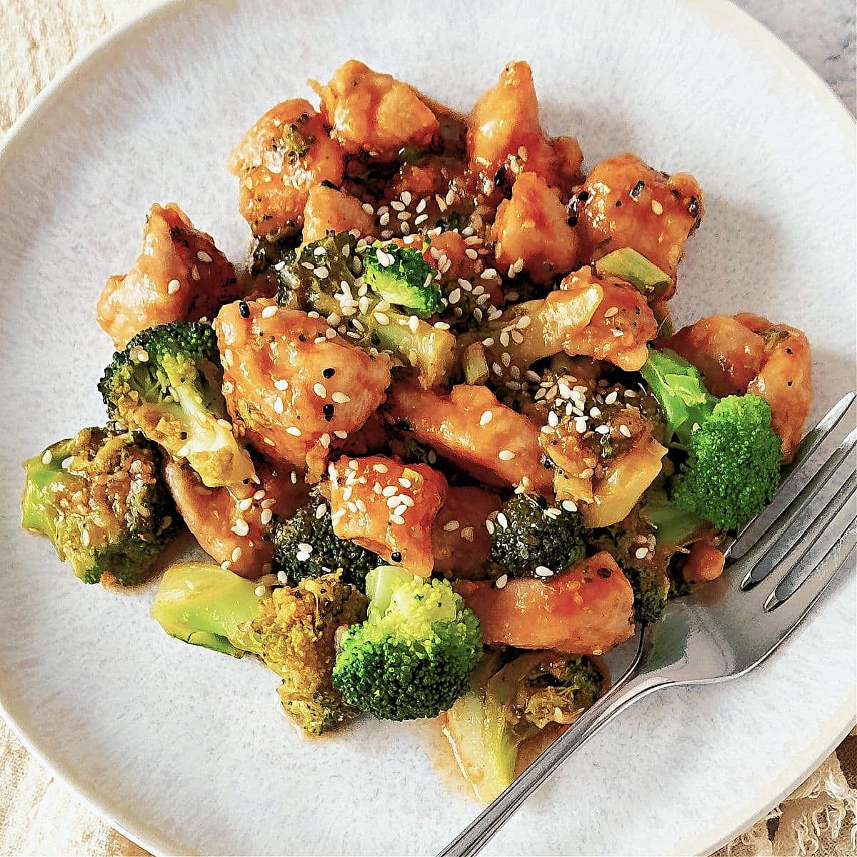 chicken and broccoli stir fry with garlic, soy sauce, sesame seeds, and honey