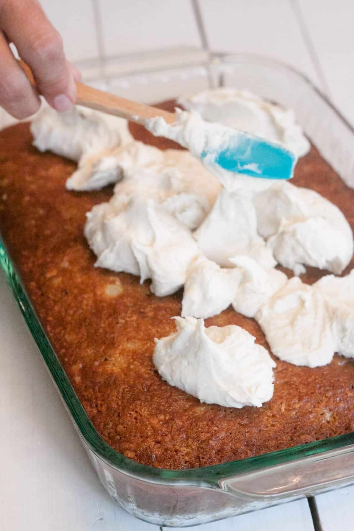 frosting cake
