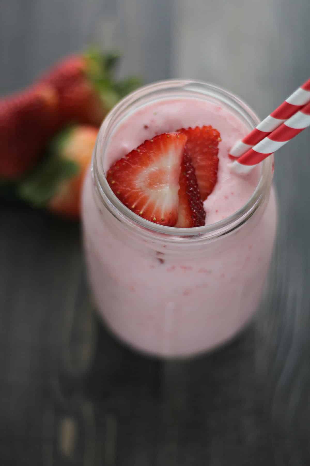 how to make a strawberry lemonade shake with yogurt and fresh strawberries