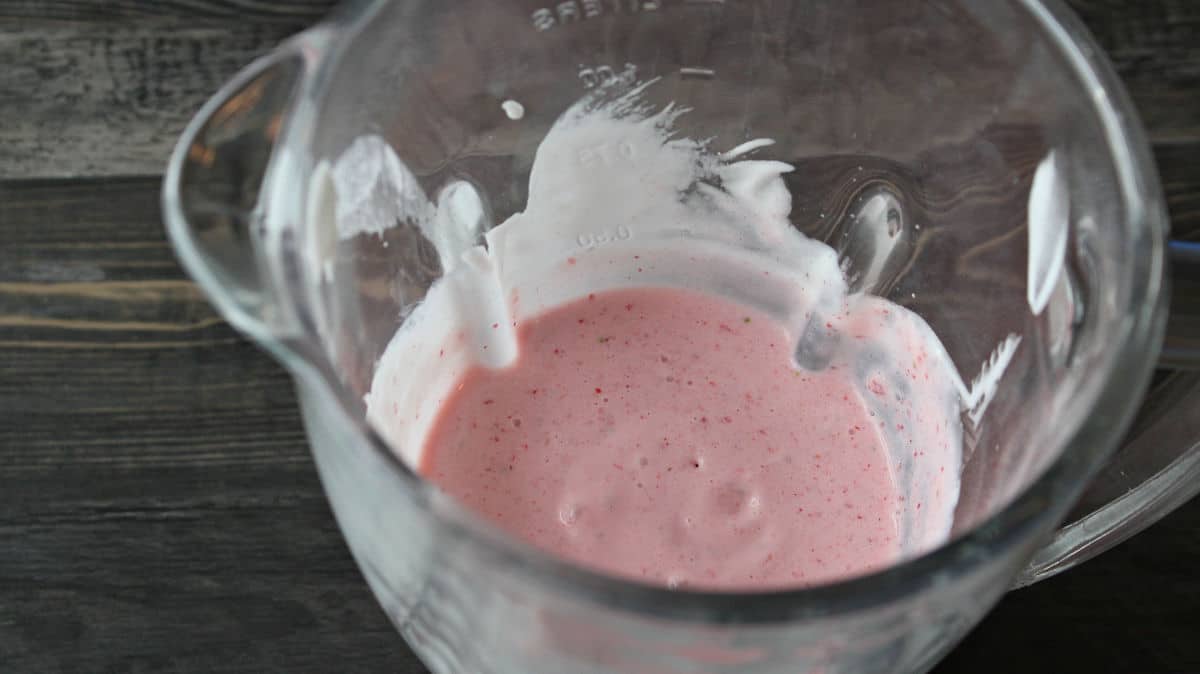 blender with strawberry lemonade shake mixture