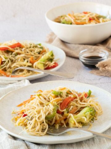 vegetable mein noodles with 3 dishes