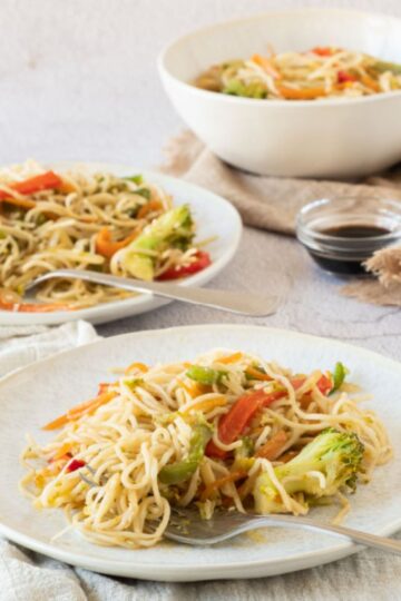 vegetable mein noodles with 3 dishes