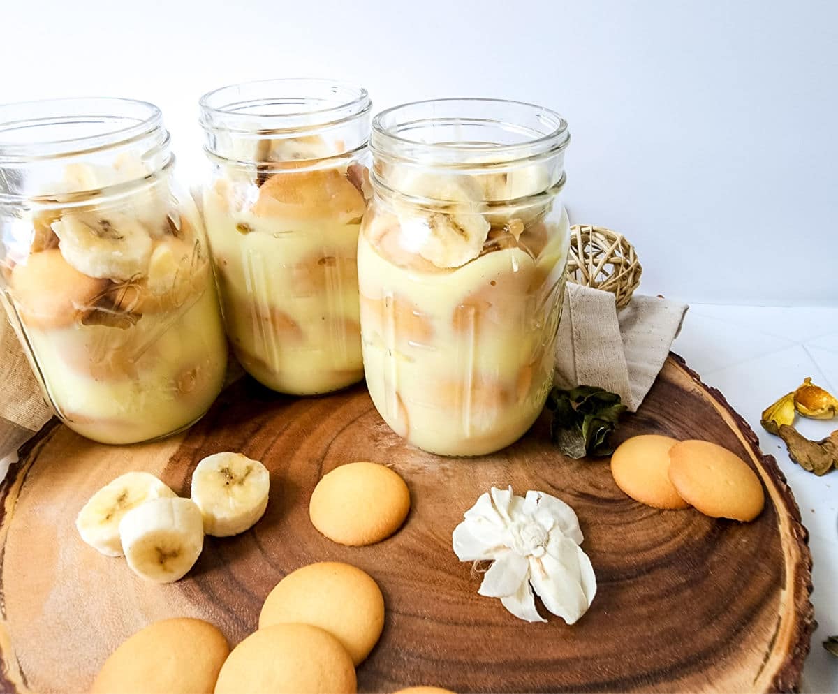 banana pudding in mason jars