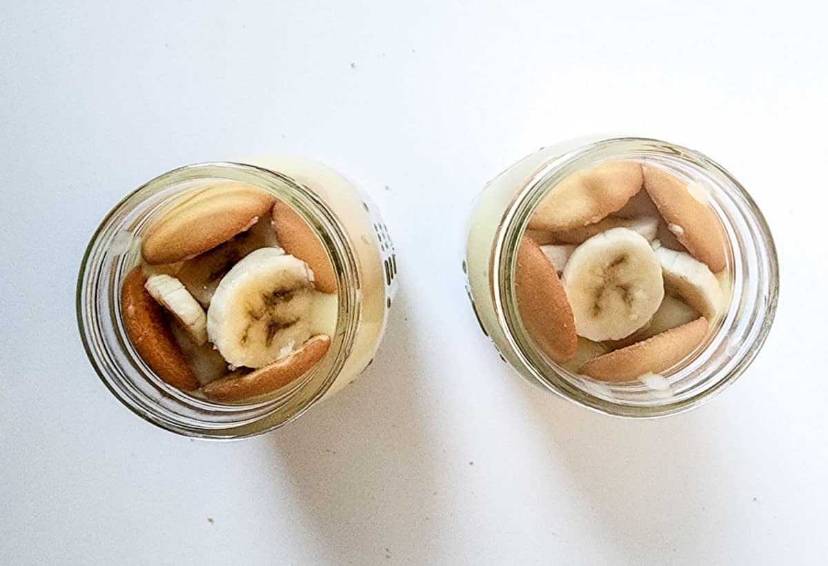 bananas on top of wafers in mason jars