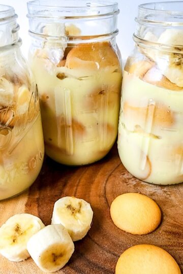 mason jars with banana pudding