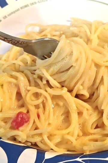 spaghetti with cheese dip sauce