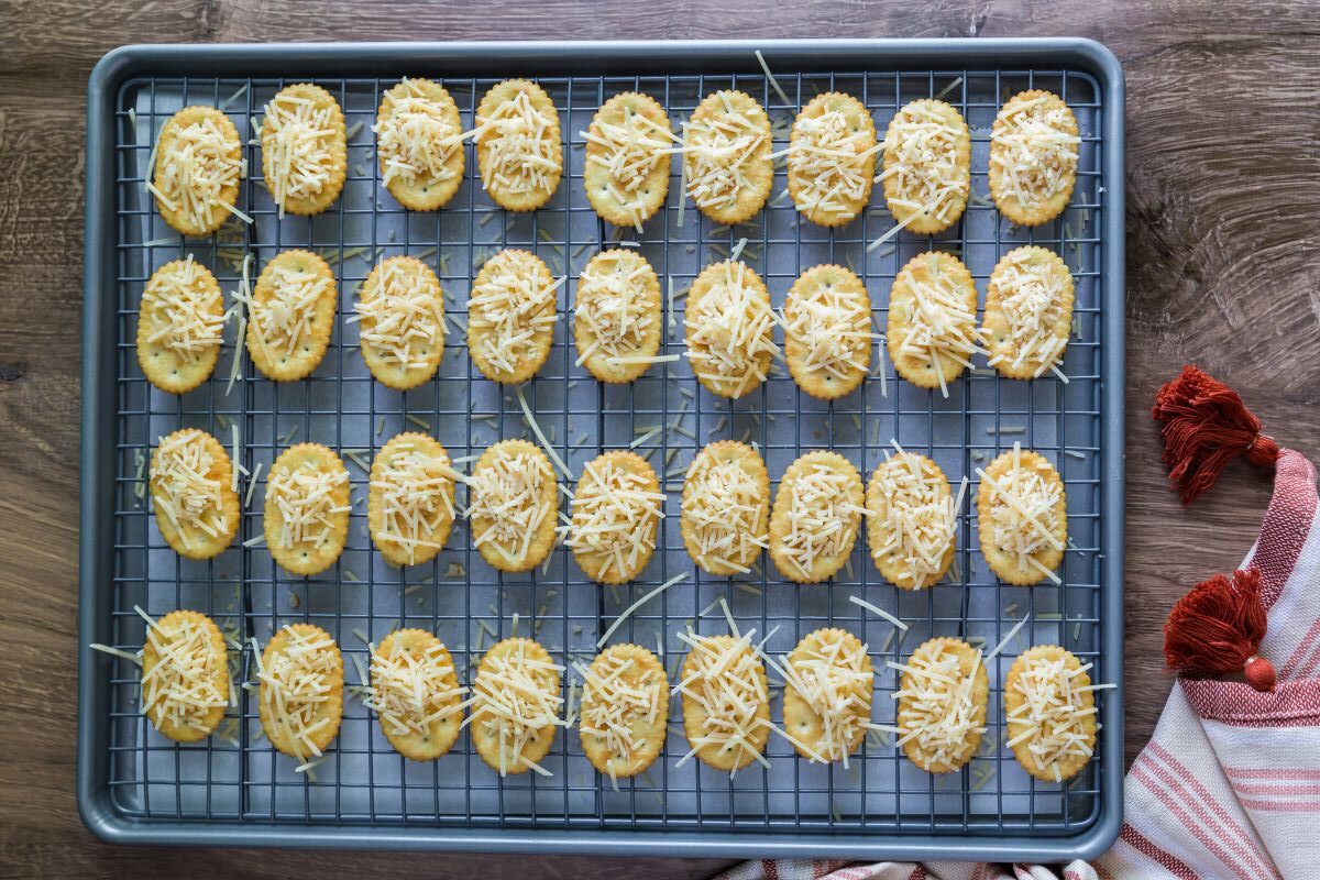 How to make maple flavored bacon crackers with brown sugar