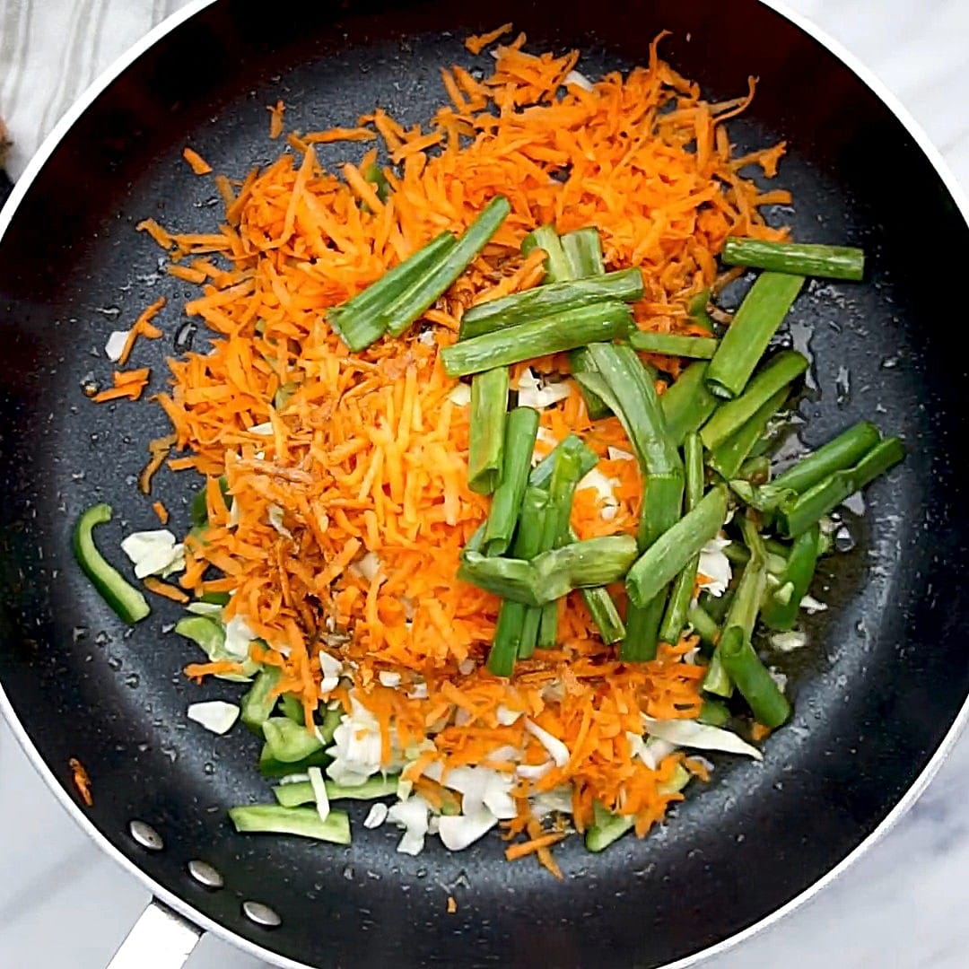 how to make the filling for Chicken Spring Rolls.