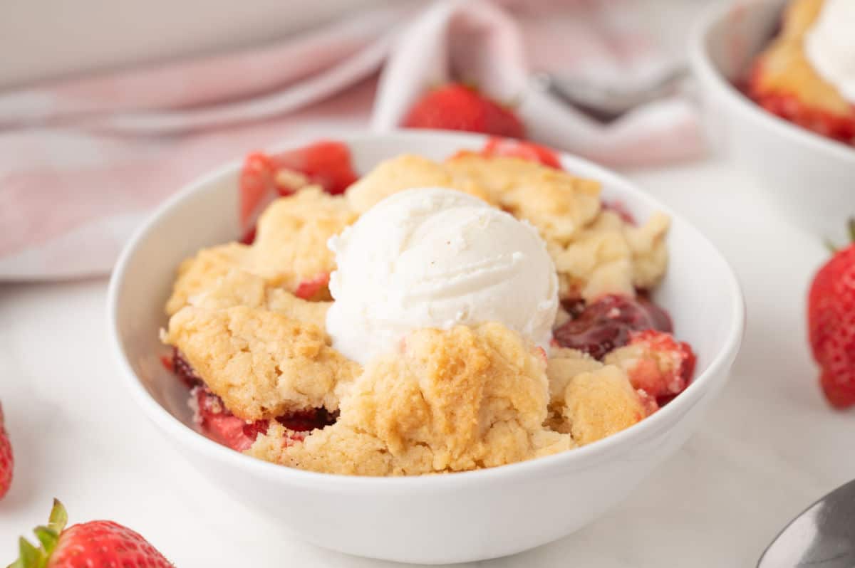 strawberry dump cake with ice cream